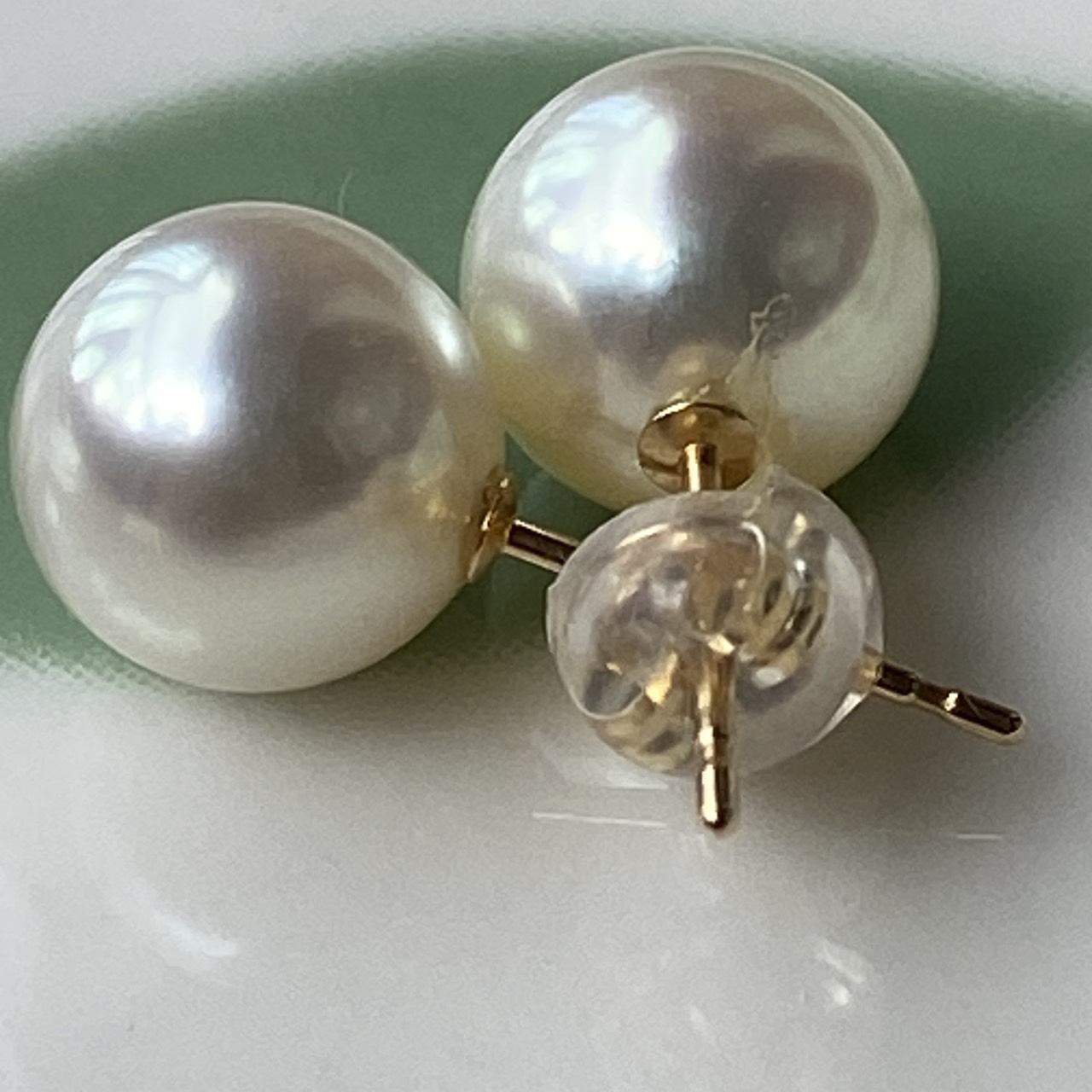 Close-up of Yuyake pearl earrings and backs