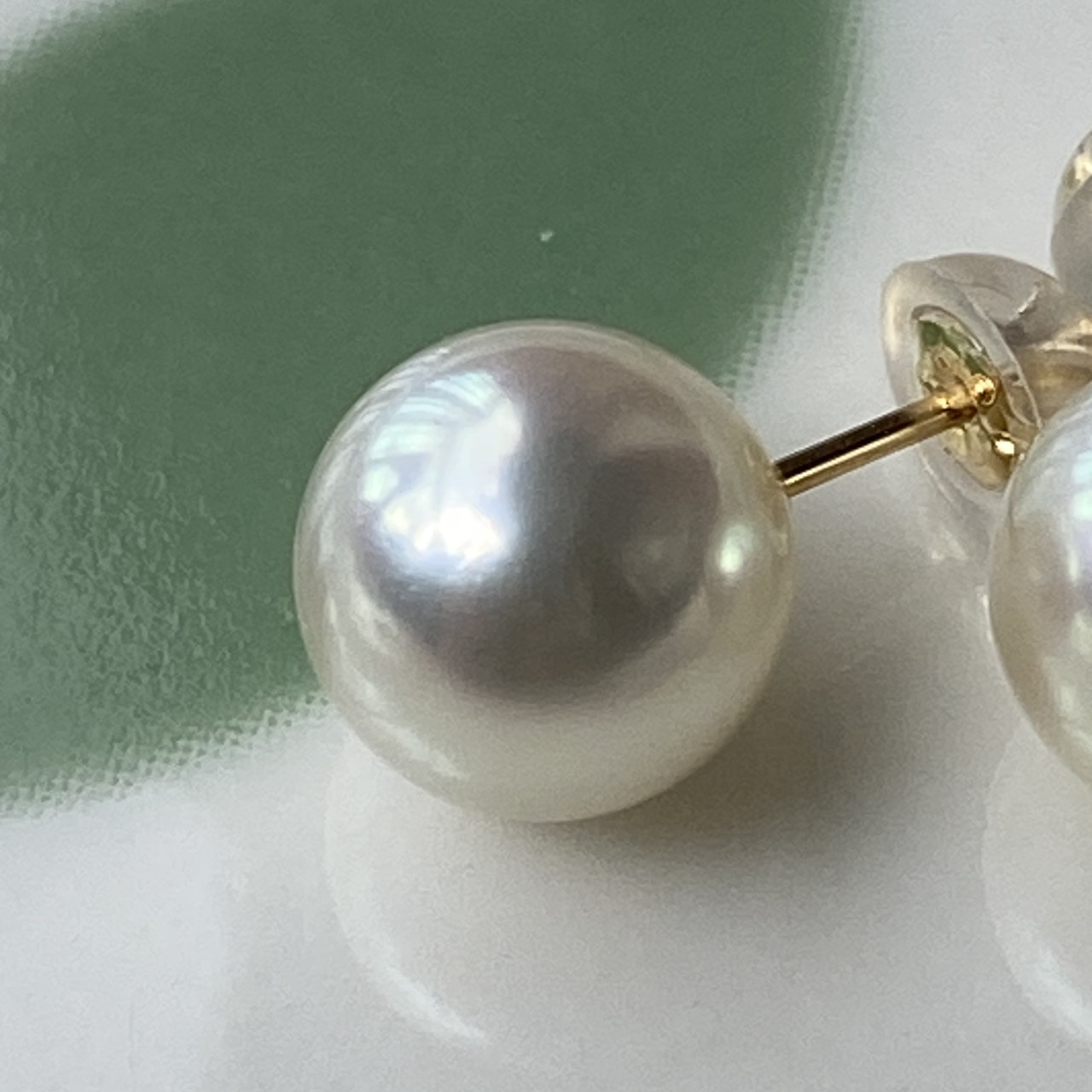 Close-up of one Yuyake Akoya pearl and gold post