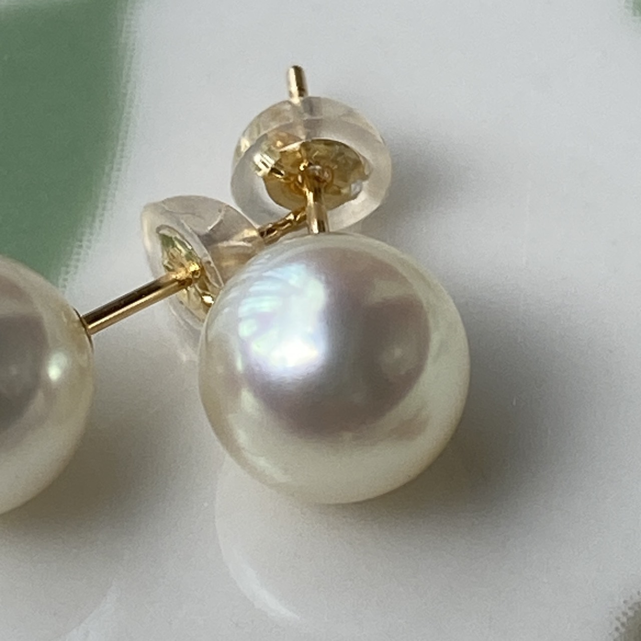 Close-up of Yuyake Akoya pearl and earring back