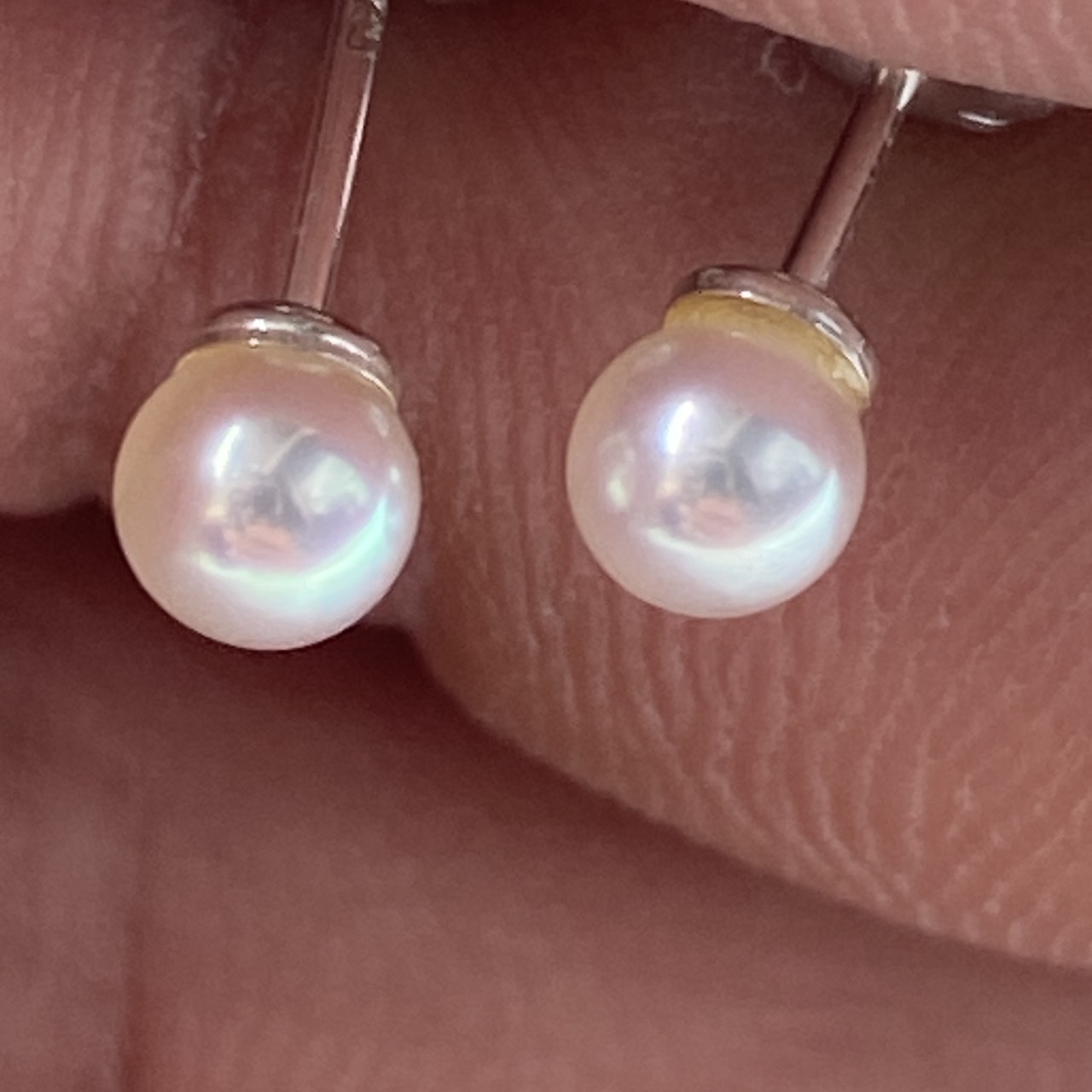 Close view of the Natural White Akoya pearls and their luster