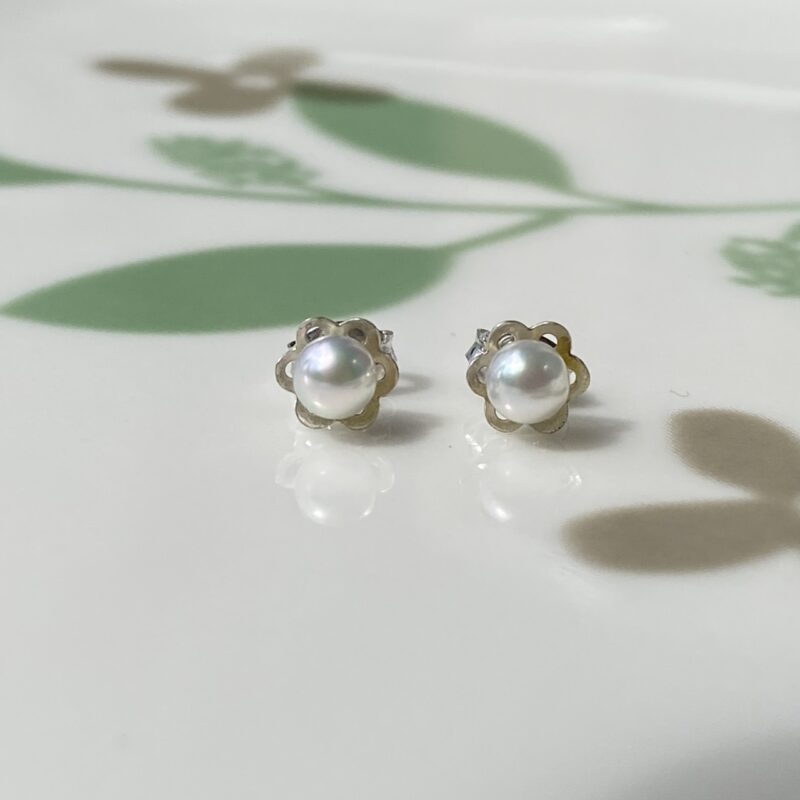 Akoya 4 mm sutds earrings, natural white pearls.