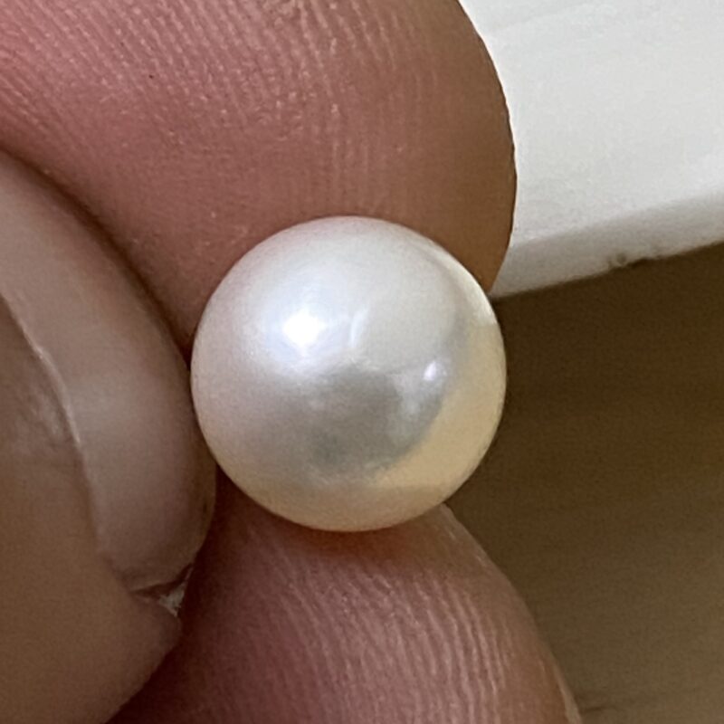 Close-up of a 9.2–9.3mm natural white Akoya pearl