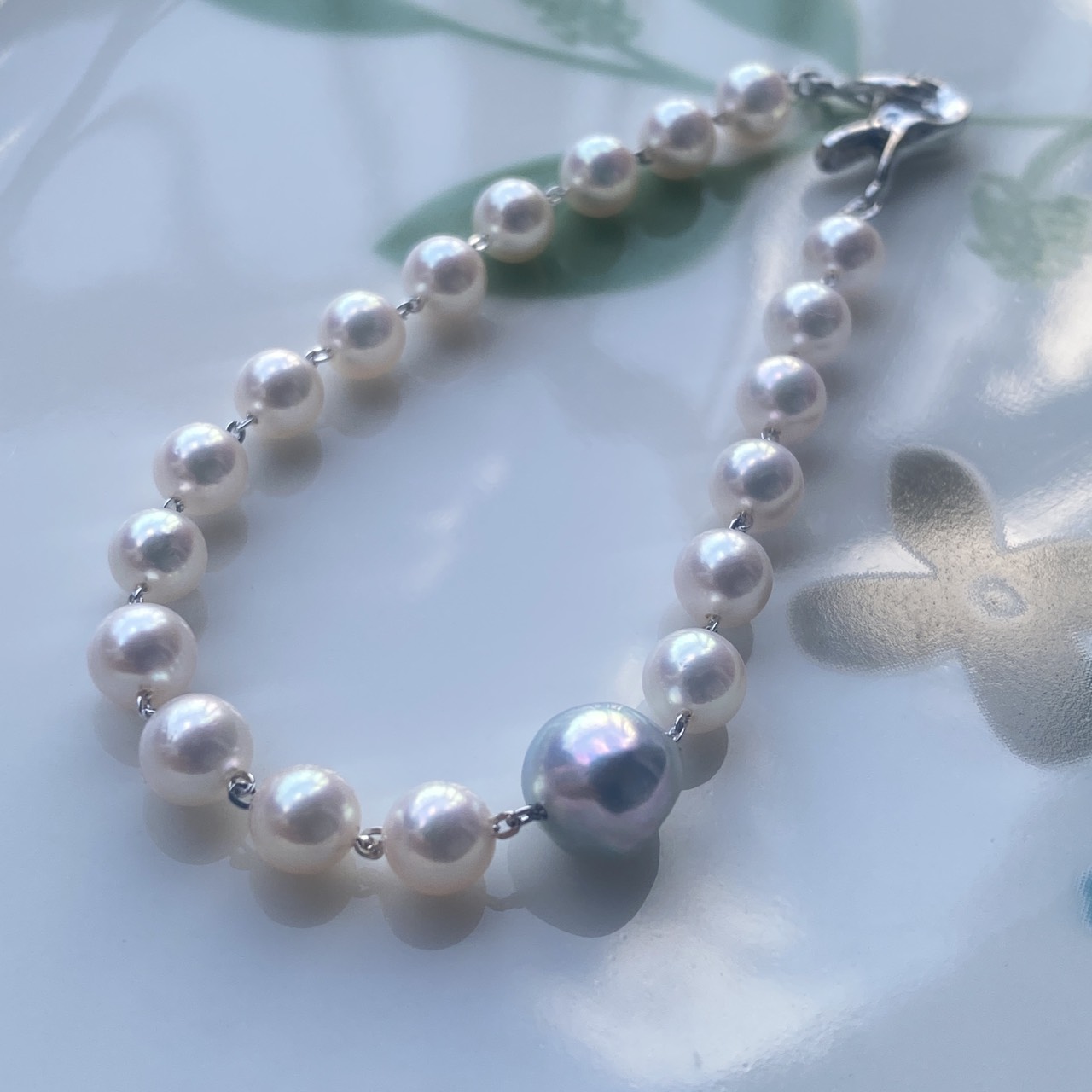 Morning Dream Akoya bracelet loop with blue baroque pearl at the front